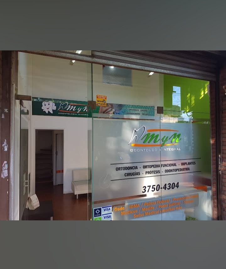 Recepción y consultorio moderno con luz natural